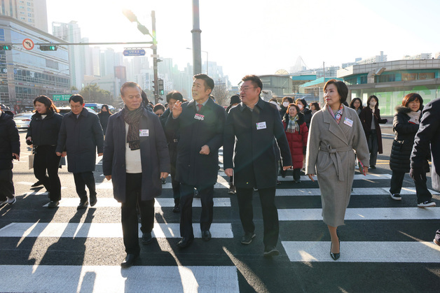 '17년 주민 숙원' 이뤘다…서초구, 고속터미널사거리 전방향 횡단보도 신설