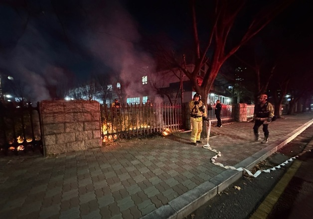 국회 담장 방화한 남성 '군무원'이었다…경찰, 군에 신병 넘겨