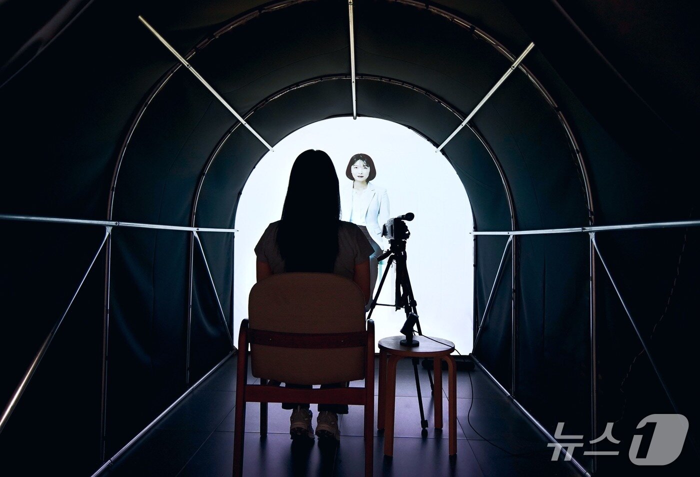 본문 이미지 - AI로 생성된 10년 후의 나를 직접 마주하고 대화할 수 있는 &#39;미래 추억 스튜디오&#39;&#40;KAIST 제공&#41; /뉴스1