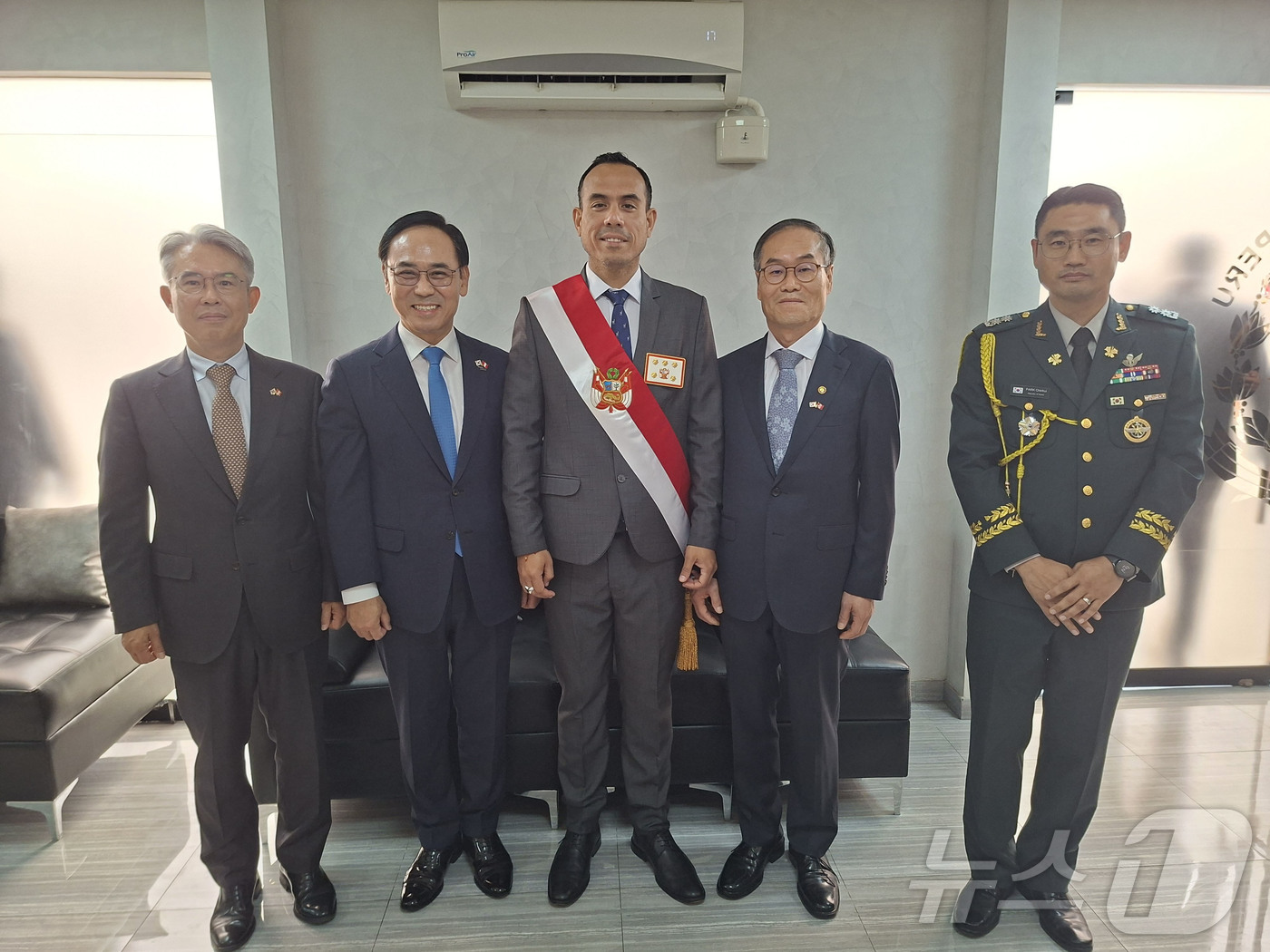 (서울=뉴스1) = 이용철 방위사업청 청장이 9일(현지시간) 페루 육군본부에서 전차·장갑차 수출 총괄합의서 서명식에서 호세 엔리케 헤리 오레 페루 대통령(가운데)와 면담 후 기념 …