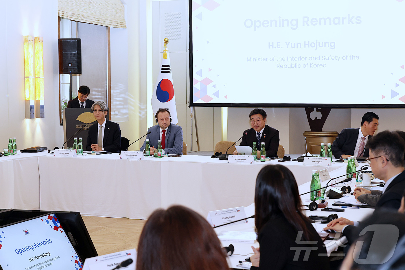 (서울=뉴스1) = 윤호중 행정안전부 장관이 9일(현지시간) 체코 프라하 만다린 오리엔탈 호텔에서 열린 '한-체코 공공행정 전문가 라운드테이블'에 참석해 인사말을 하고 있다. (행 …