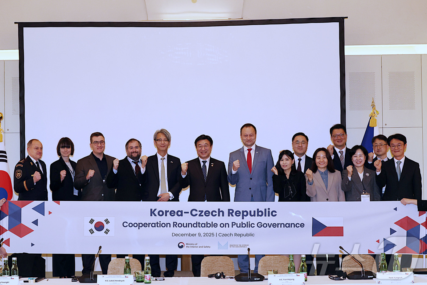 (서울=뉴스1) = 윤호중 행정안전부 장관이 9일(현지시간) 체코 프라하 만다린 오리엔탈 호텔에서 열린 '한-체코 공공행정 전문가 라운드테이블'에 참석해 고위급 인사 참여자와 기념 …