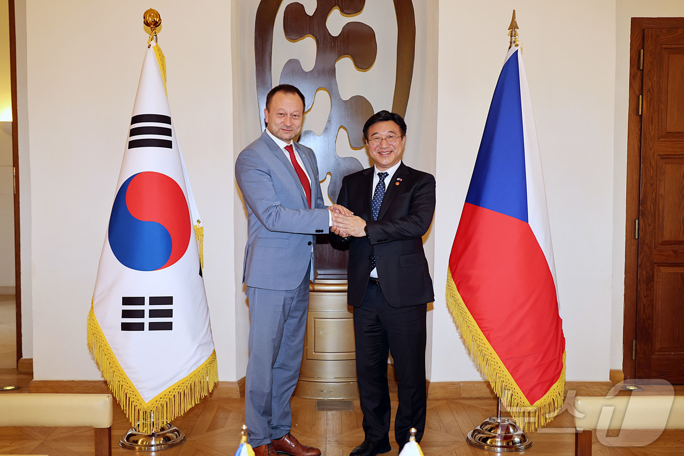 (서울=뉴스1) = 윤호중 행정안전부 장관이 9일(현지시간) 체코 프라하 만다린 오리엔탈 호텔에서 열린 '한-체코 공공행정 전문가 라운드테이블'에 참석해 루카쉬 헨드리흐 체코 내무 …