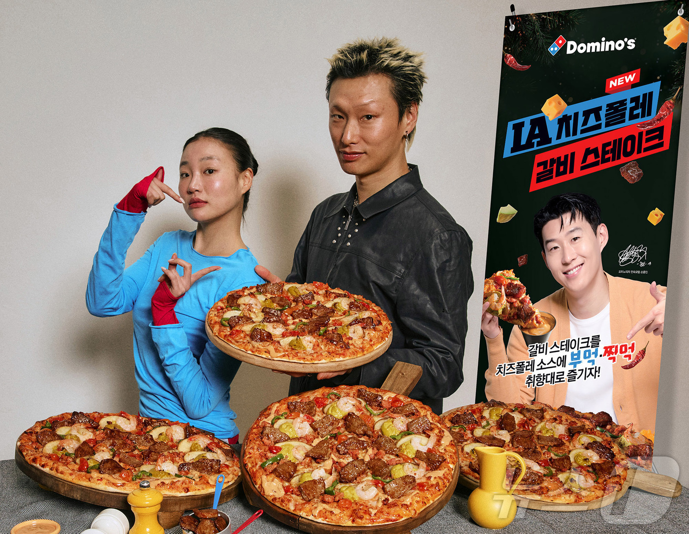 (서울=뉴스1) = 도미노피자가 한국 진출 35주년의 화려한 피날레를 장식할 올 겨울 신메뉴 ‘LA 치즈폴레 갈비 스테이크 피자’를 오는 12일 출시한다고 10일 밝혔다. 사진은 …