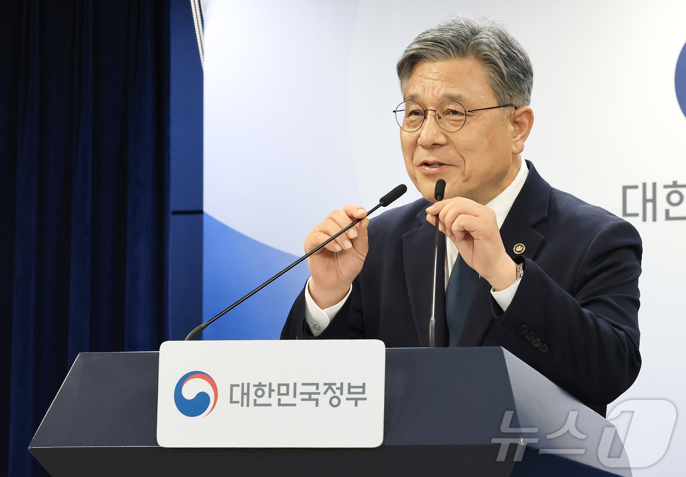 (서울=뉴스1) 임세영 기자 = 허민 국가유산청장이 10일 서울 종로구 정부서울청사에서 제48차 유네스코 세계유산위원회 준비상황을 브리핑하고 있다. 2025.12.10/뉴스1