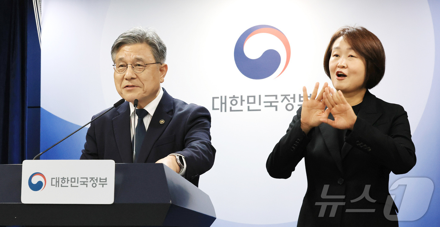 (서울=뉴스1) 임세영 기자 = 허민 국가유산청장(왼쪽)이 10일 서울 종로구 정부서울청사에서 제48차 유네스코 세계유산위원회 준비상황을 브리핑하고 있다. 2025.12.10/뉴스 …