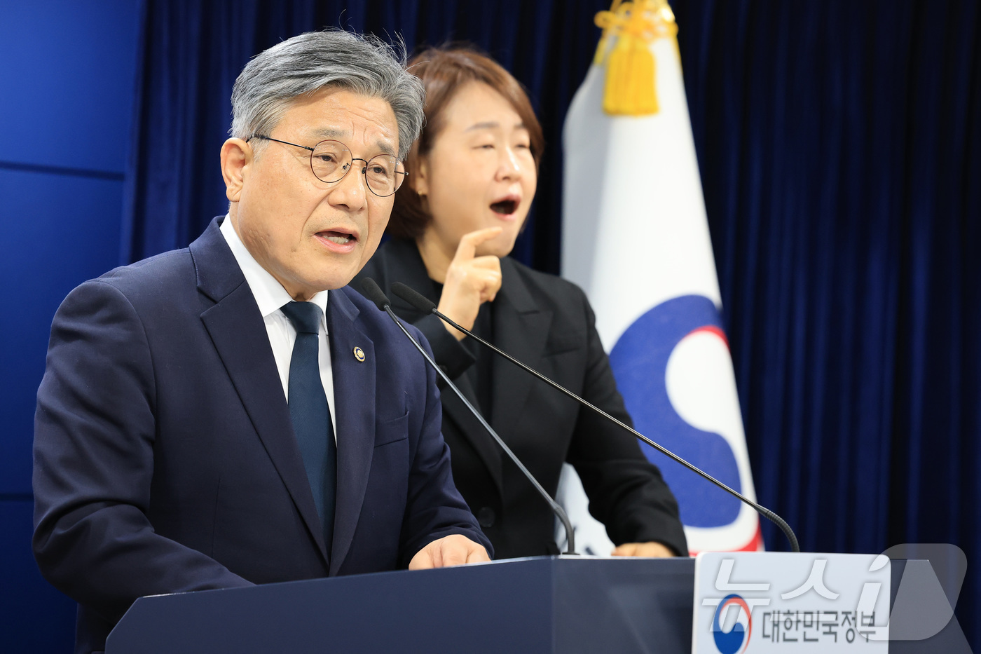 (서울=뉴스1) 임세영 기자 = 허민 국가유산청장이 10일 서울 종로구 정부서울청사에서 제48차 유네스코 세계유산위원회 준비상황을 브리핑하고 있다. 2025.12.10/뉴스1