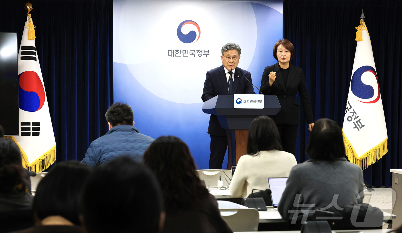 (서울=뉴스1) 임세영 기자 = 허민 국가유산청장이 10일 서울 종로구 정부서울청사에서 제48차 유네스코 세계유산위원회 준비상황을 브리핑하고 있다. 2025.12.10/뉴스1