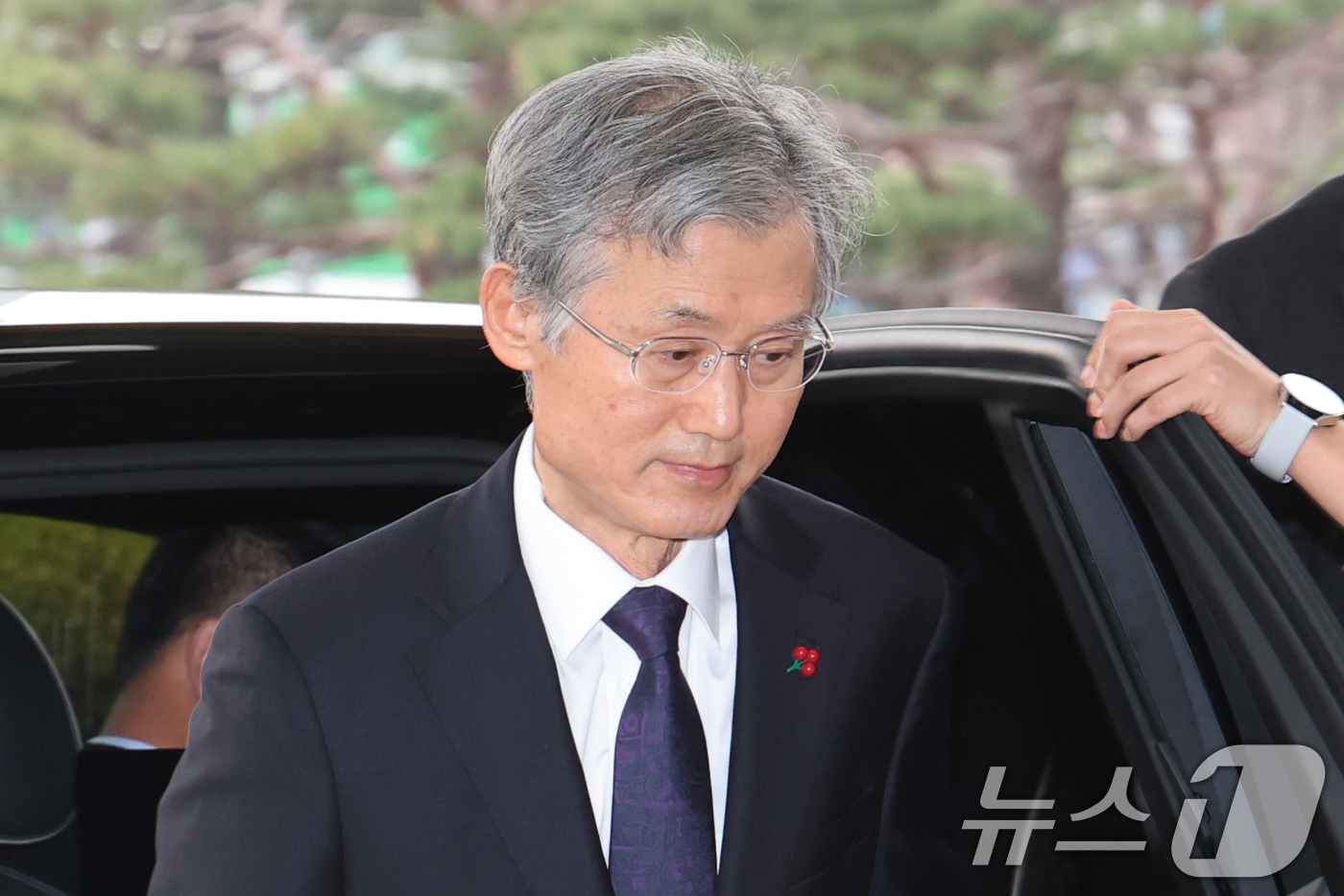 (서울=뉴스1) 이광호 기자 = 조희대 대법원장이 10일 오전 서울 서초구 서초동 대법원으로 출근하고 있다. 2025.12.10/뉴스1