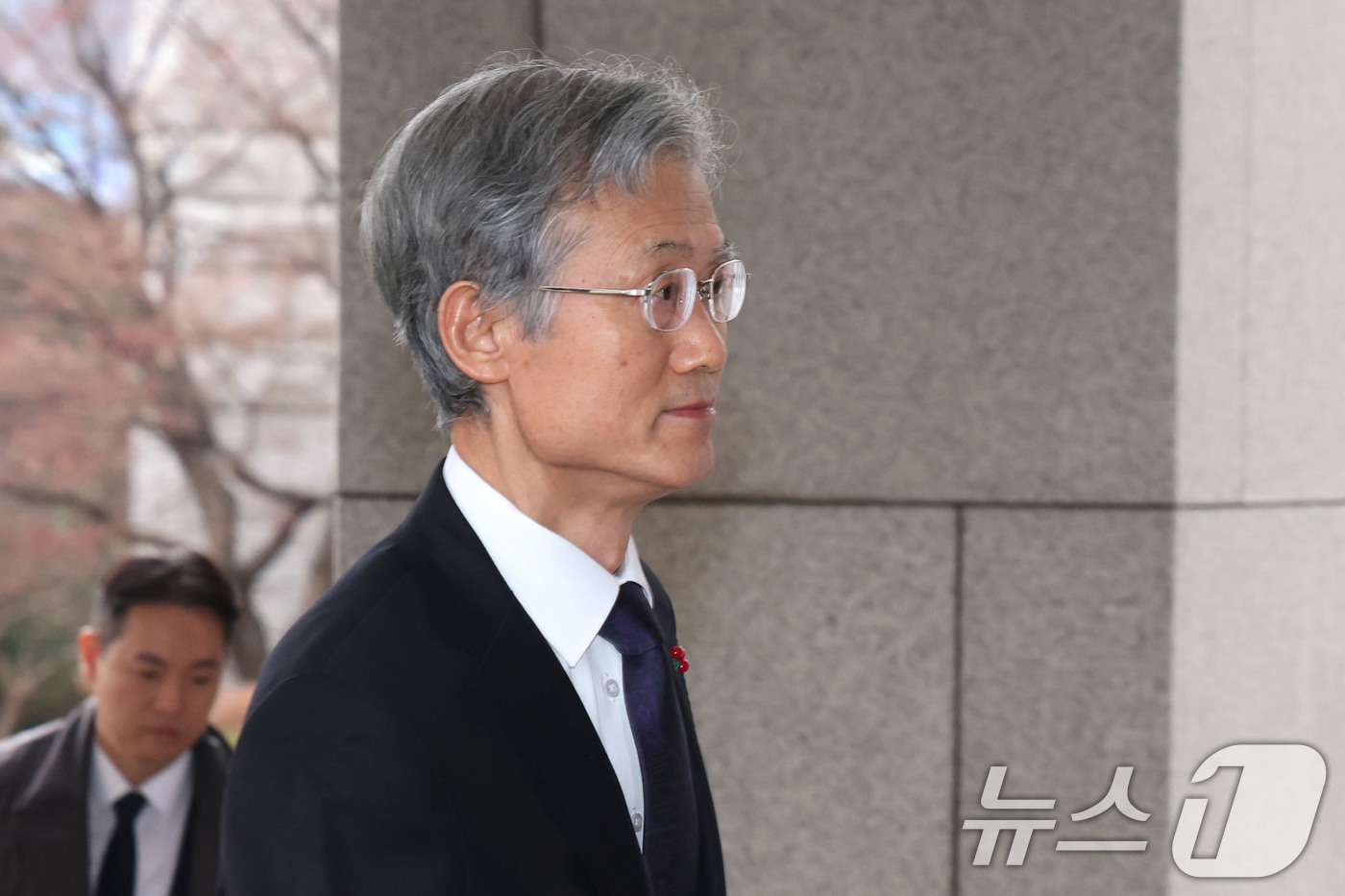 (서울=뉴스1) 이광호 기자 = 조희대 대법원장이 10일 오전 서울 서초구 서초동 대법원으로 출근하고 있다. 2025.12.10/뉴스1