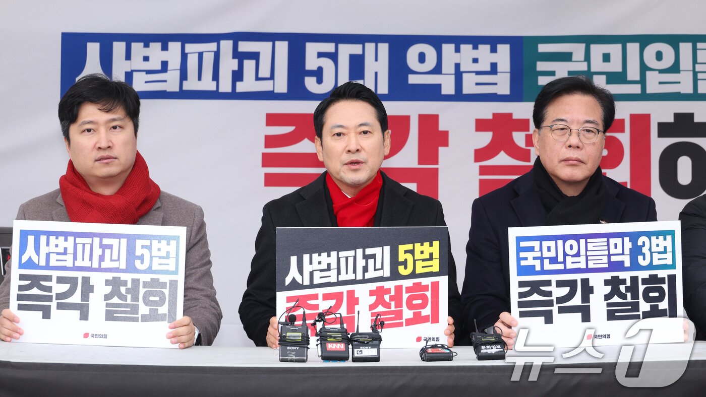 본문 이미지 - 장동혁 국민의힘 대표가 10일 서울 여의도 국회 본관 앞에 마련된 8대 악법 저지릴레이 천막 농성장에서 발언하고 있다. 2025.12.10/뉴스1 ⓒ News1 신웅수 기자