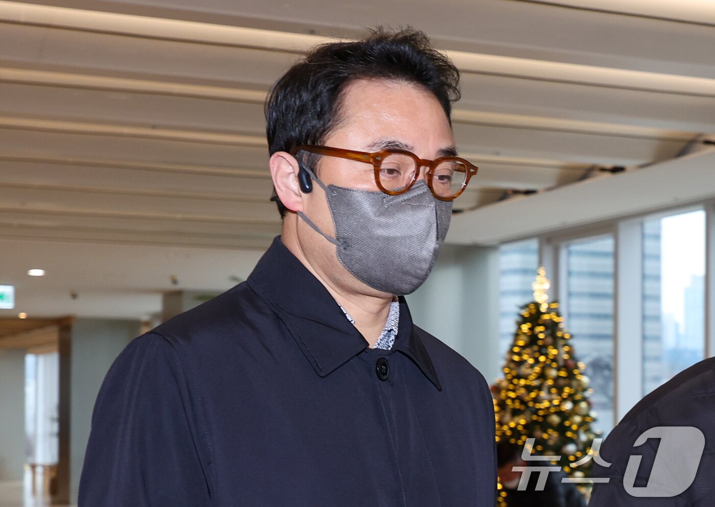 본문 이미지 - 김건희 여사 오빠 김진우 씨가 서울 종로구 김건희 특검팀(특별검사 민중기) 사무실에서 '양평 고속도로 종점 변경 특혜 의혹' 관련 조사를 위해 참고인 신분으로 출석하고 있다. 2025.12.10/뉴스1 ⓒ News1 안은나 기자