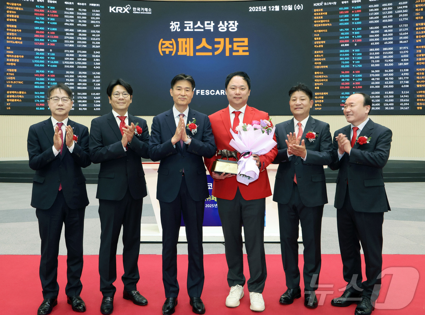 (서울=뉴스1) = 한국거래소 코스닥시장본부는 10일 오전 서울사옥 홍보관에서 페스카로의 코스닥시장 상장기념식을 개최했다. 사진은 상장 기념식 후 기념 사진 촬영하는  김대영 한국 …