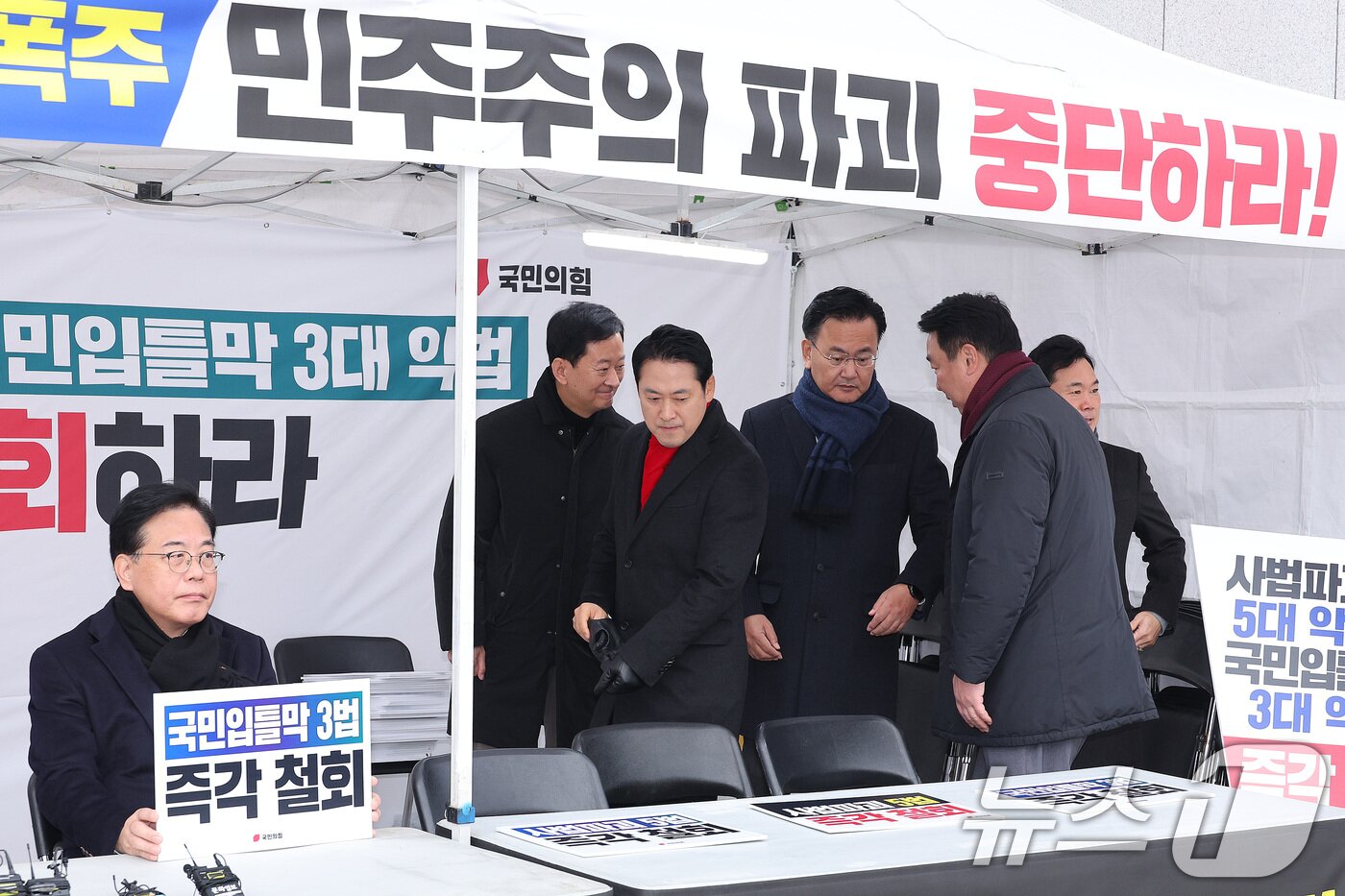 본문 이미지 - 장동혁 국민의힘 대표가 10일 서울 여의도 국회 본관 앞에 마련된 8대 악법 저지 릴레이 천막 농성장을 방문하고 있다. 2025.12.10/뉴스1 ⓒ News1 신웅수 기자