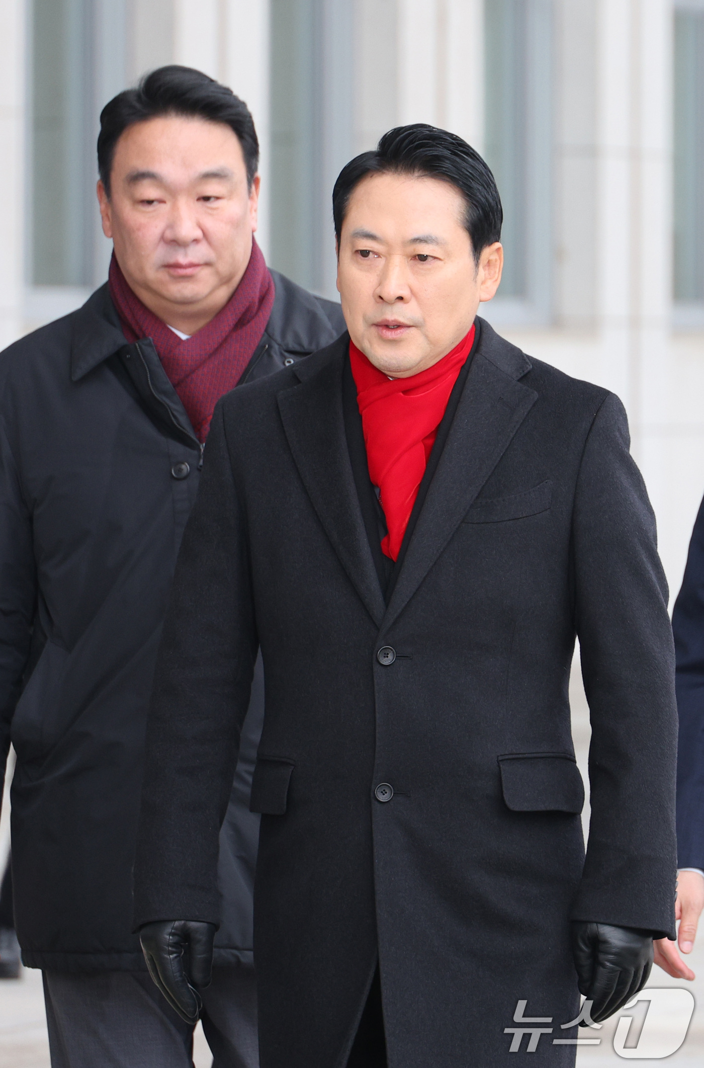 (서울=뉴스1) 신웅수 기자 = 장동혁 국민의힘 대표가 10일 서울 여의도 국회 본관 앞에 마련된 8대 악법 저지 릴레이 천막 농성장을 방문하고 있다. 2025.12.10/뉴스1