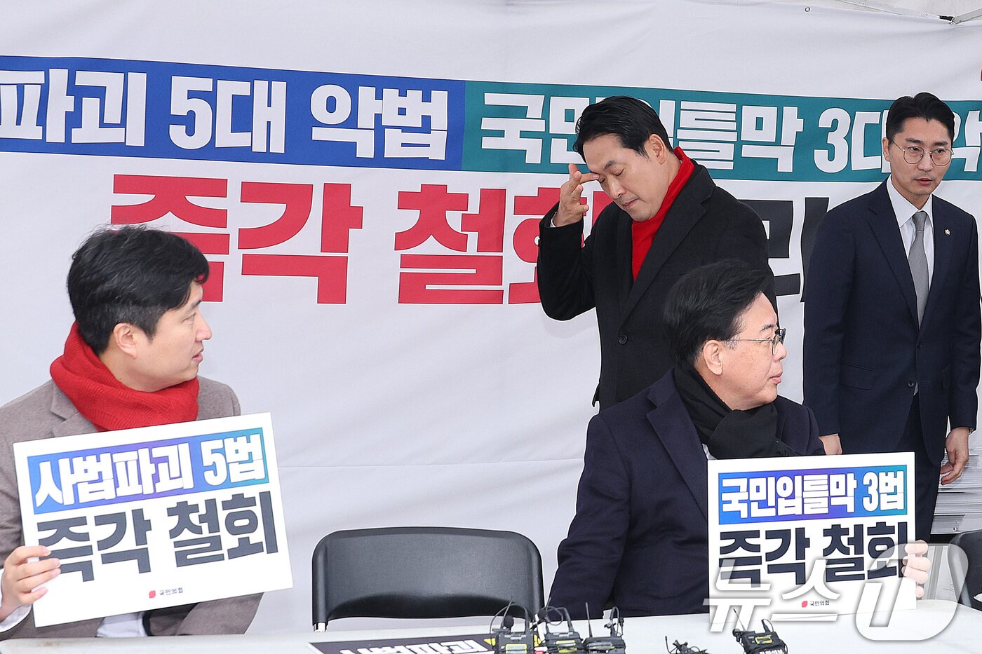 본문 이미지 - 장동혁 국민의힘 대표가 10일 서울 여의도 국회 본관 앞에 마련된 8대 악법 저지 릴레이 천막 농성장을 방문하고 있다. 2025.12.10/뉴스1 ⓒ News1 신웅수 기자