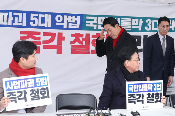 천막 농성장 찾은 장동혁