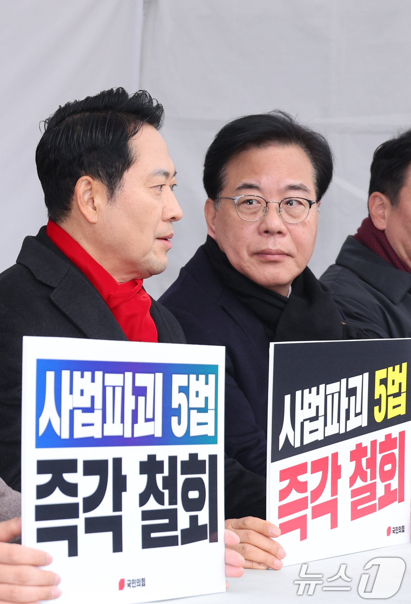 (서울=뉴스1) 신웅수 기자 = 장동혁 국민의힘 대표와 송언석 원내대표가 10일 서울 여의도 국회 본관 앞에 마련된 8대 악법 저지 릴레이 천막 농성장에서 대화하고 있다. 2025 …