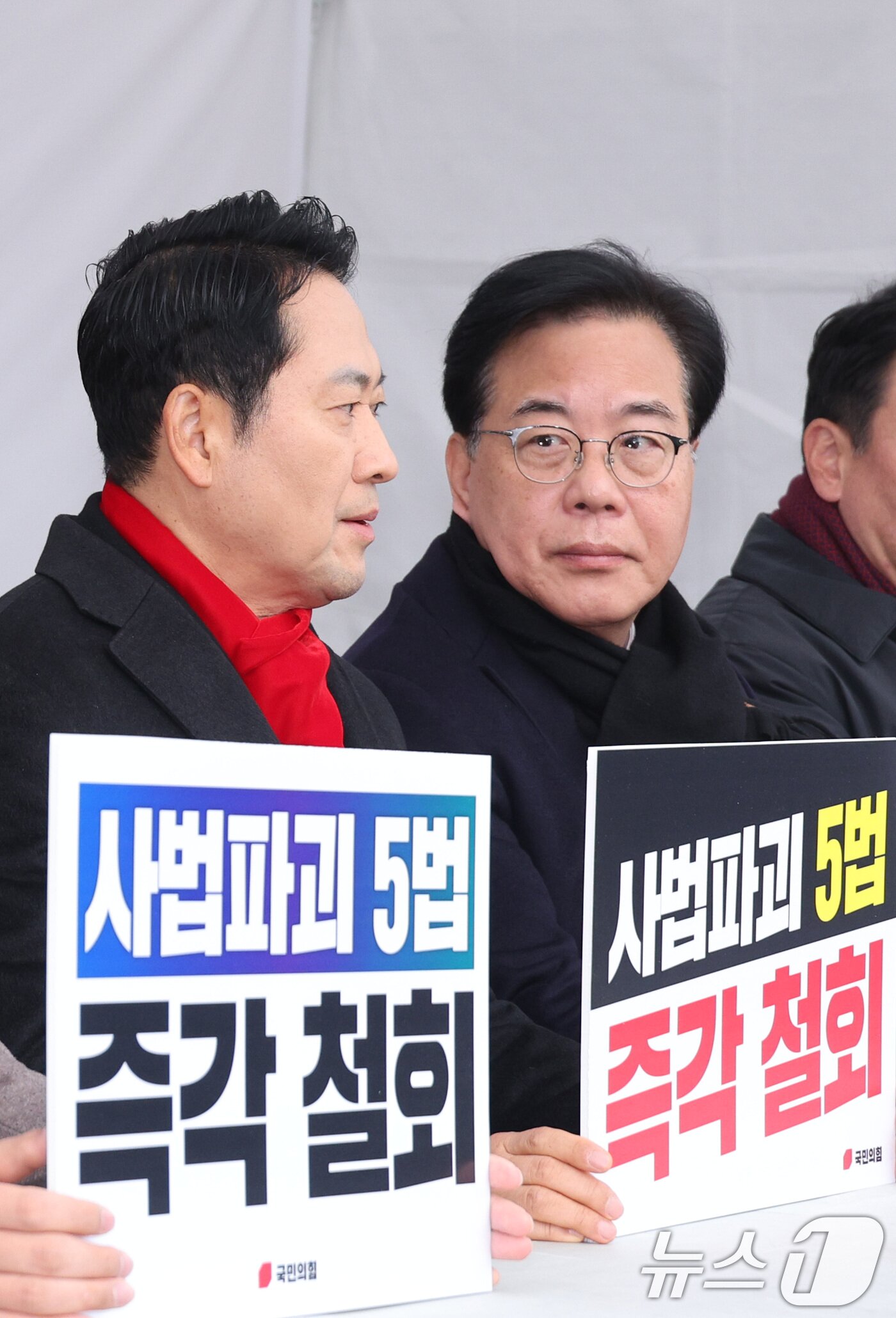 본문 이미지 - 장동혁 국민의힘 대표와 송언석 원내대표가 10일 서울 여의도 국회 본관 앞에 마련된 8대 악법 저지 릴레이 천막 농성장에서 대화하고 있다. 2025.12.10/뉴스1 ⓒ News1 신웅수 기자