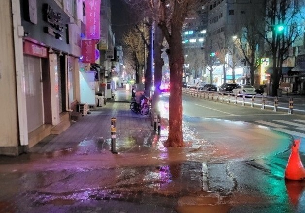 새벽 부천 심곡동 도로에 물 흘러넘쳐…노후 상수도관 파열