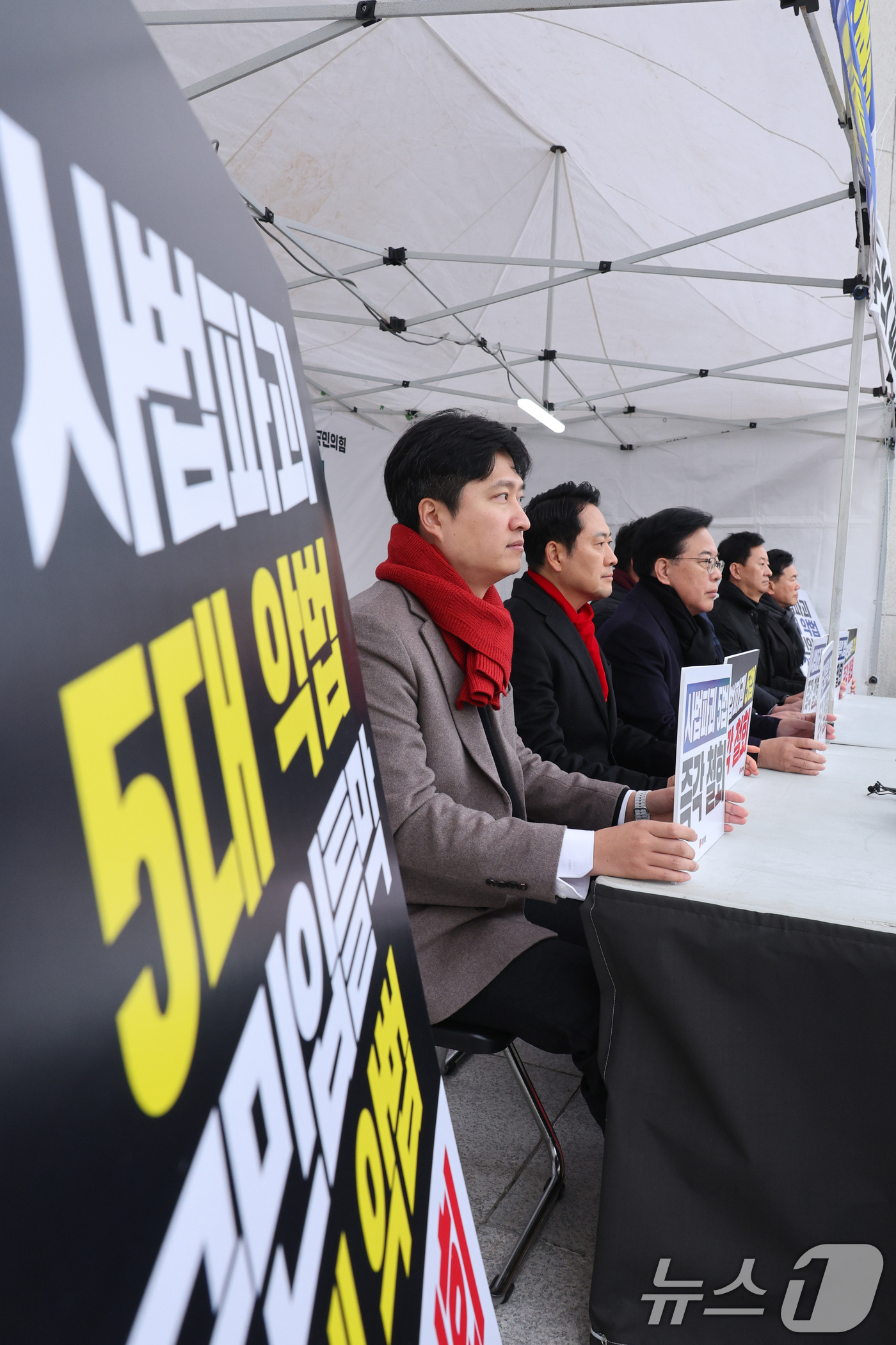 (서울=뉴스1) 신웅수 기자 = 장동혁 대표를 비롯한 국민의힘 지도부가 10일 서울 여의도 국회 본관 앞에 마련된 농성장에서 8대 악법 저지 릴레이 천막 농성을 하고 있다. 202 …