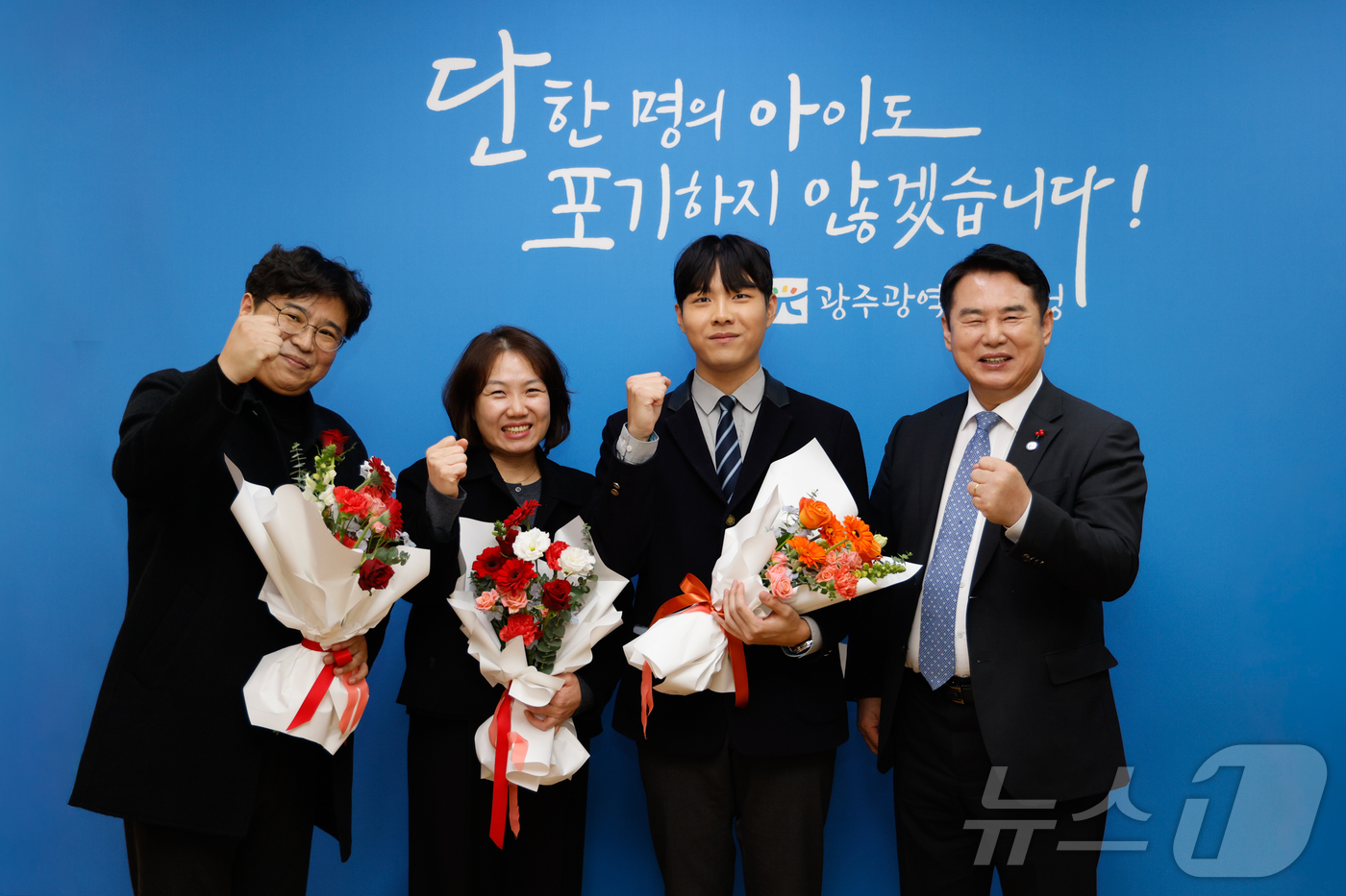 (광주=뉴스1) = 이정선 광주교육감이 지난 9일 광주시교육청 교육감실에서 2026학년도 수능시험 만점자인 서석고 3학년 최장우 학생과 부모를 만나 축하하고 있다.(광주교육청 제공 …