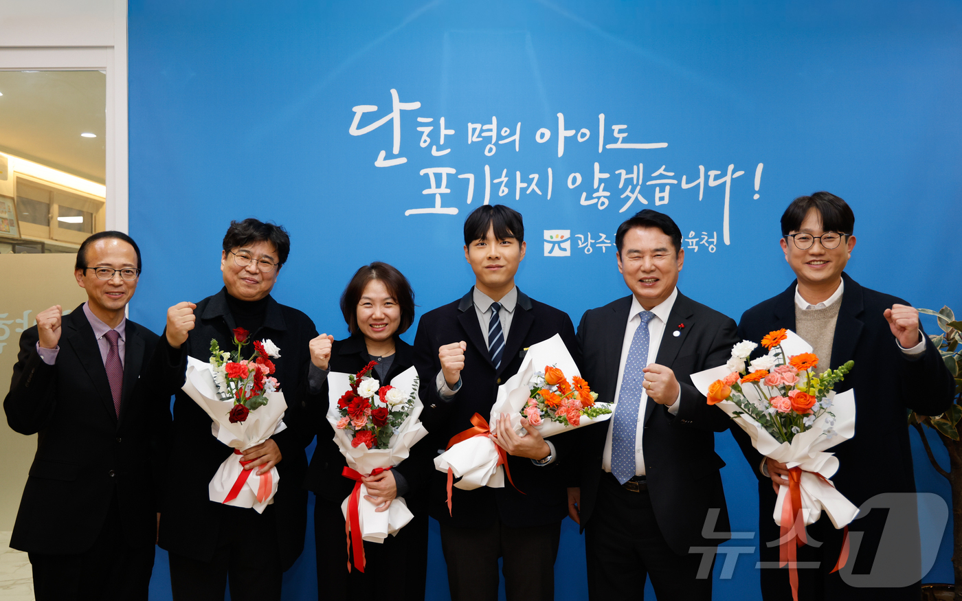 (광주=뉴스1) = 이정선 광주교육감이 지난9일 광주시교육청 교육감실에서 2026학년도 수능시험 만점자인 서석고 3학년 최장우 학생과 부모, 송찬국 서석고 교장, 담임 정승균 교사 …