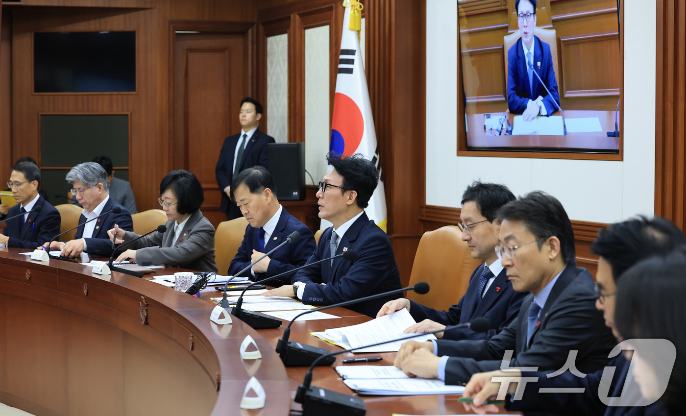 (서울=뉴스1) 임세영 기자 = 김민석 국무총리가 10일 서울 종로구 정부서울청사에서 열린 국가정책조정회의에서 모두발언을 하고 있다. 2025.12.10/뉴스1