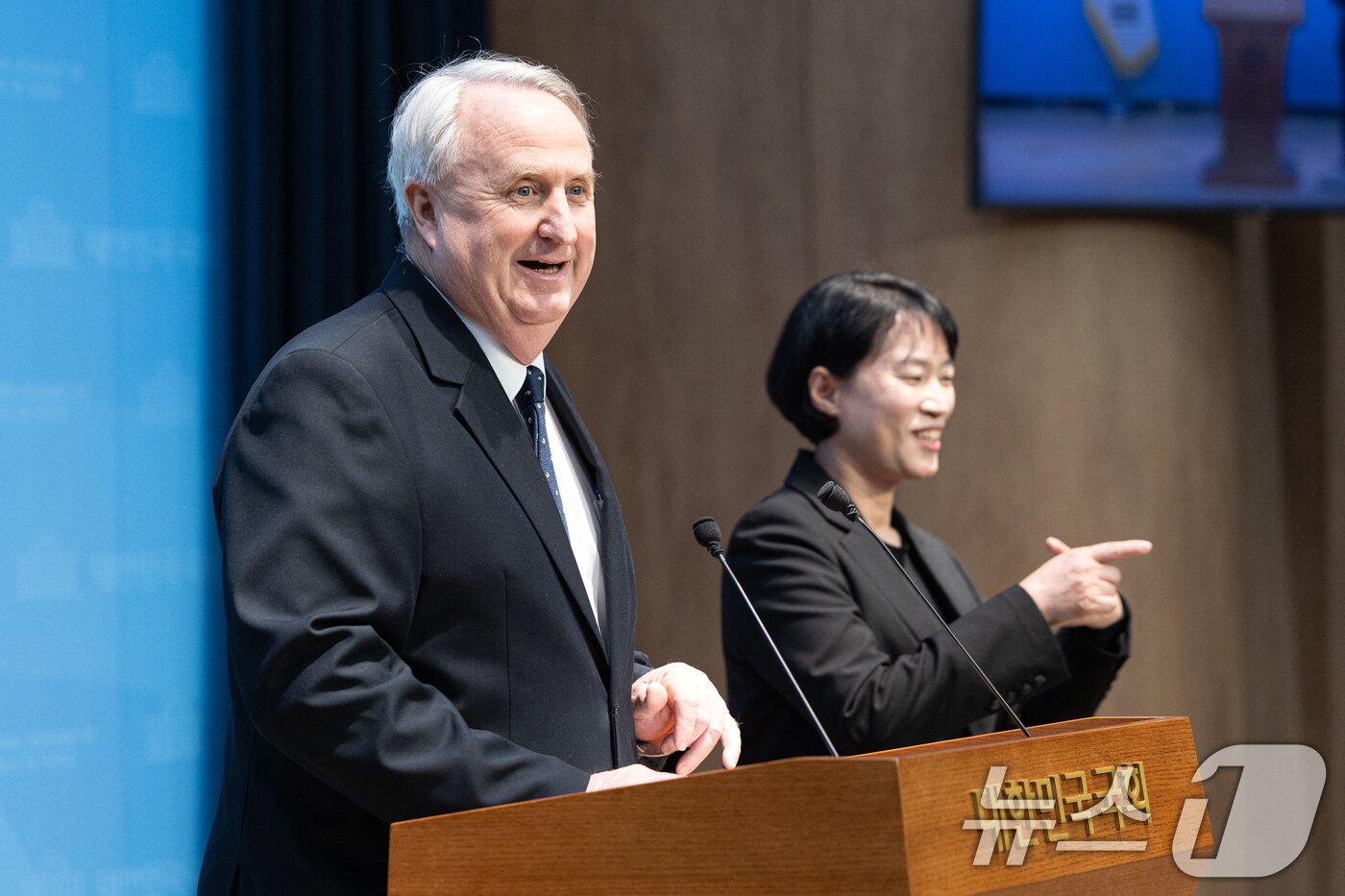 본문 이미지 - 인요한 국민의힘 의원이 10일 서울 여의도 국회 소통관에서 의원직 사퇴 입장 표명 기자회견을 하고 있다. 2025.12.10/뉴스1 ⓒ News1 이승배 기자