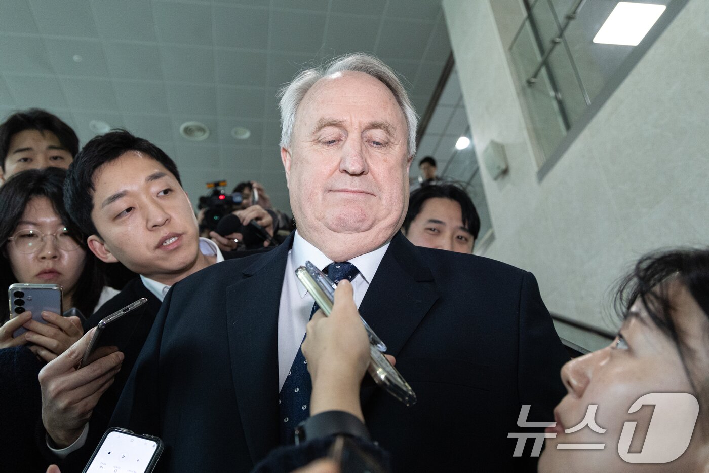 본문 이미지 - 인요한 국민의힘 의원이 10일 서울 여의도 국회 소통관에서 의원직 사퇴 입장 표명 기자회견을 마치고 발걸음을 옮기고 있다. 2025.12.10/뉴스1 ⓒ News1 이승배 기자