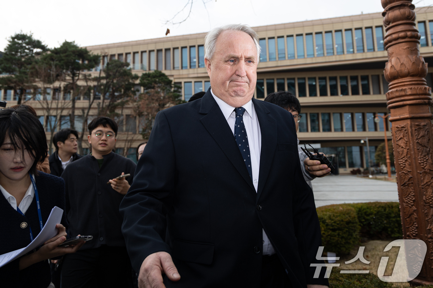 (서울=뉴스1) 이승배 기자 = 인요한 국민의힘 의원이 10일 서울 여의도 국회 소통관에서 의원직 사퇴 입장 표명 기자회견을 마치고 2025.12.10/뉴스1