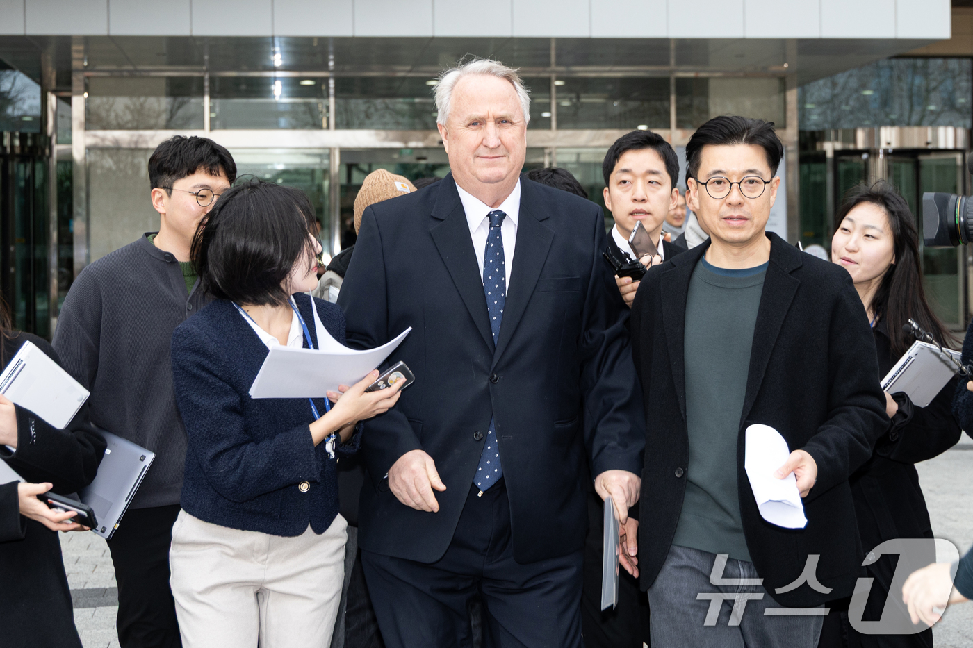 (서울=뉴스1) 이승배 기자 = 인요한 국민의힘 의원이 10일 서울 여의도 국회 소통관에서 의원직 사퇴 입장 표명 기자회견을 마치고 차량으로 향하고 있다. 2025.12.10/뉴스 …