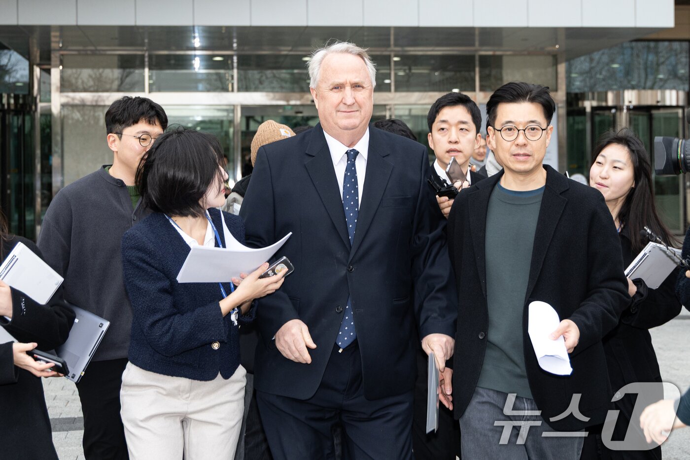 본문 이미지 - 인요한 국민의힘 의원이 10일 서울 여의도 국회 소통관에서 의원직 사퇴 입장 표명 기자회견을 마치고 차량으로 향하고 있다. 2025.12.10/뉴스1 ⓒ News1 이승배 기자