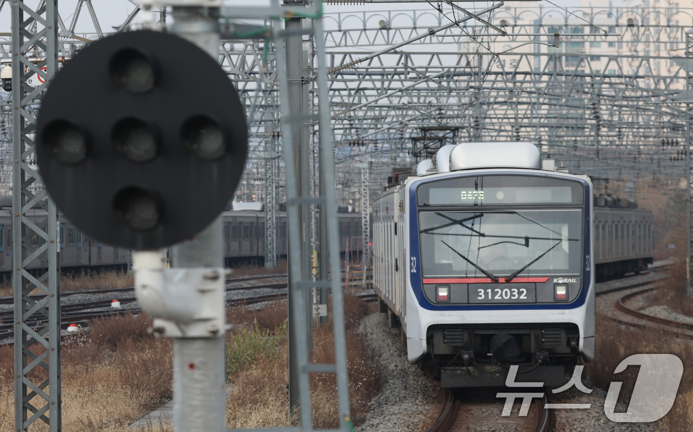 (오산=뉴스1) 김영운 기자 = 전국철도노동조합이 예고한 무기한 총파업이 하루 앞으로 다가온 10일 경기 오산시 수도권 전철 1호선 서동탄역으로 전동차가 들어오고 있다.철도노조가 …