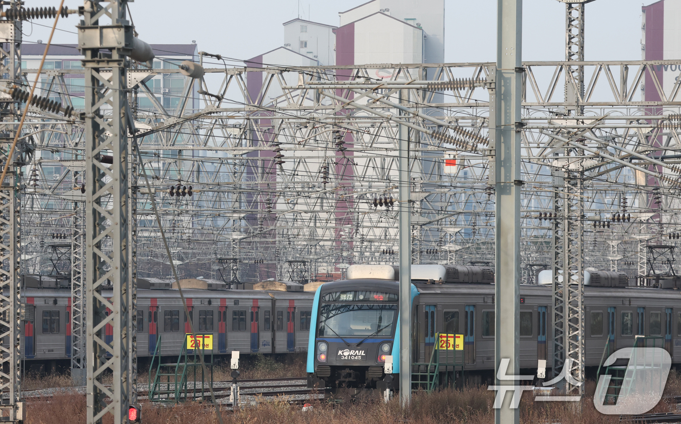 (오산=뉴스1) 김영운 기자 = 전국철도노동조합이 예고한 무기한 총파업이 하루 앞으로 다가온 10일 경기 오산시 수도권 전철 1호선 서동탄역에 전동차가 세워져 있다.철도노조가 이날 …