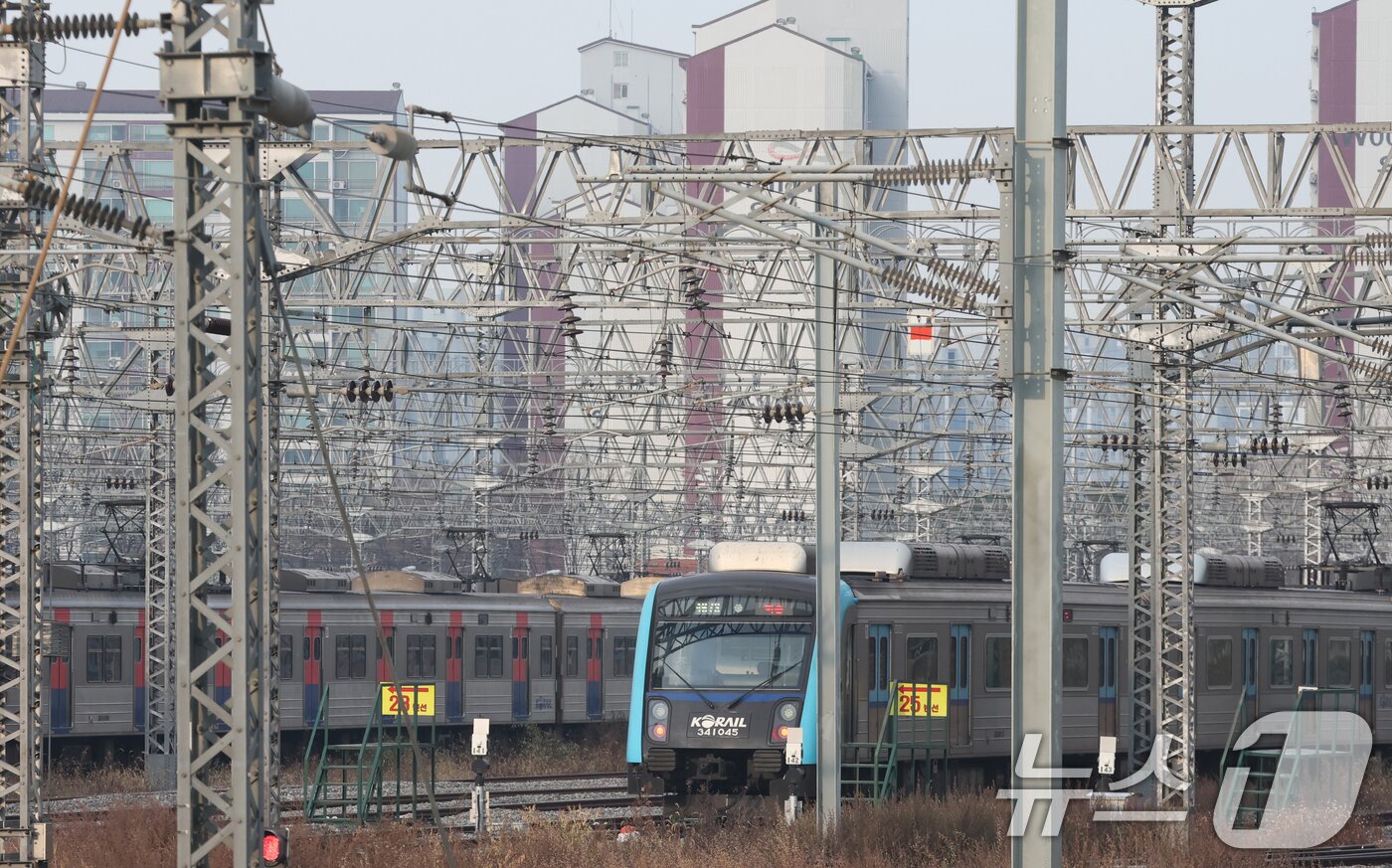 본문 이미지 - 전국철도노동조합이 예고한 무기한 총파업이 하루 앞으로 다가온 10일 경기 오산시 수도권 전철 1호선 서동탄역에 전동차가 세워져 있다. 철도노조가 이날까지 2025년 임금 교섭의 핵심 요구 3가지가 해결되지 않을 경우 오는 11일 오전 9시부터 무기한 총파업에 돌입한다고 예고했다. 2025.12.10/뉴스1 ⓒ News1 김영운 기자