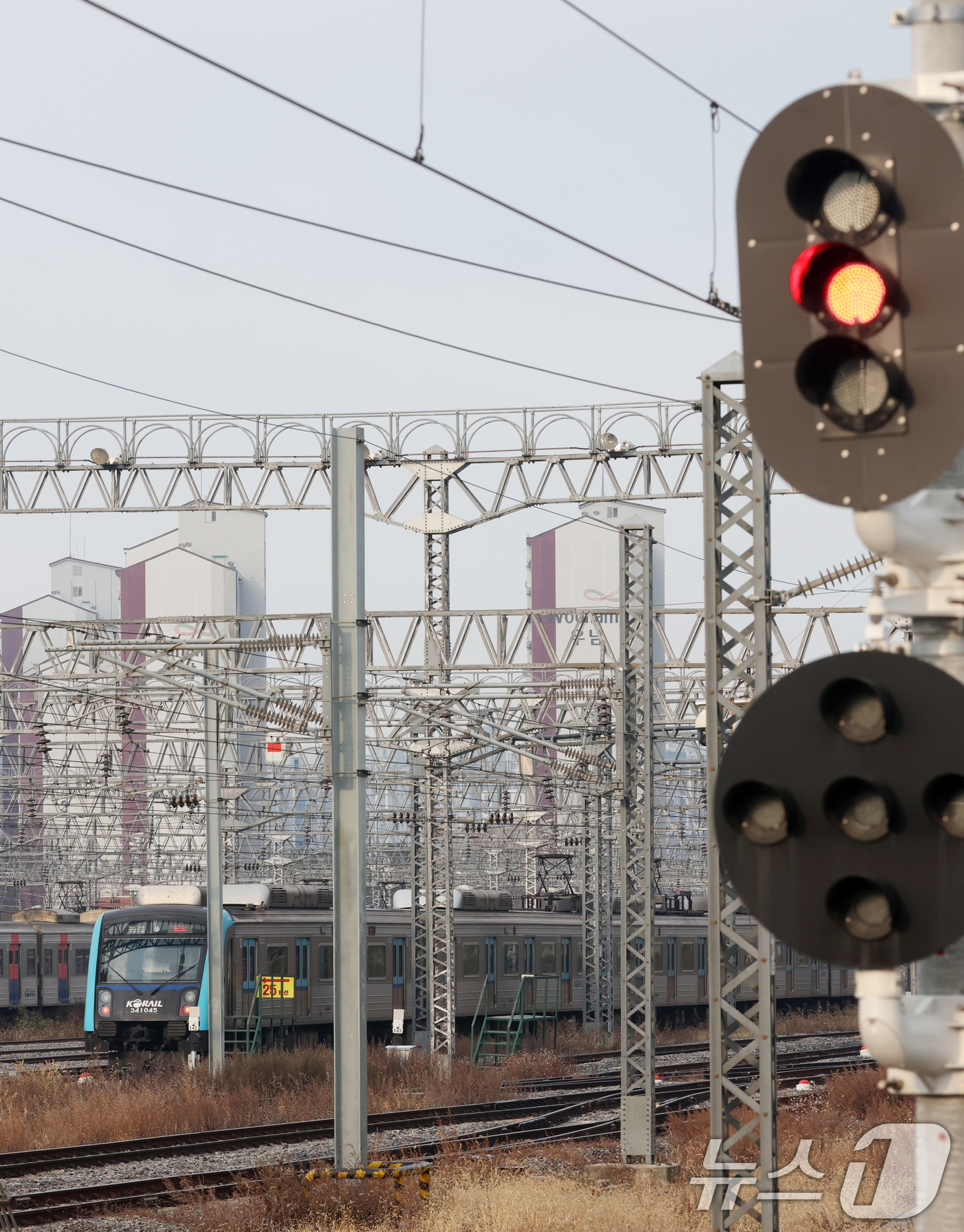 (오산=뉴스1) 김영운 기자 = 전국철도노동조합이 예고한 무기한 총파업이 하루 앞으로 다가온 10일 경기 오산시 수도권 전철 1호선 서동탄역에 전동차가 세워져 있다.철도노조가 이날 …