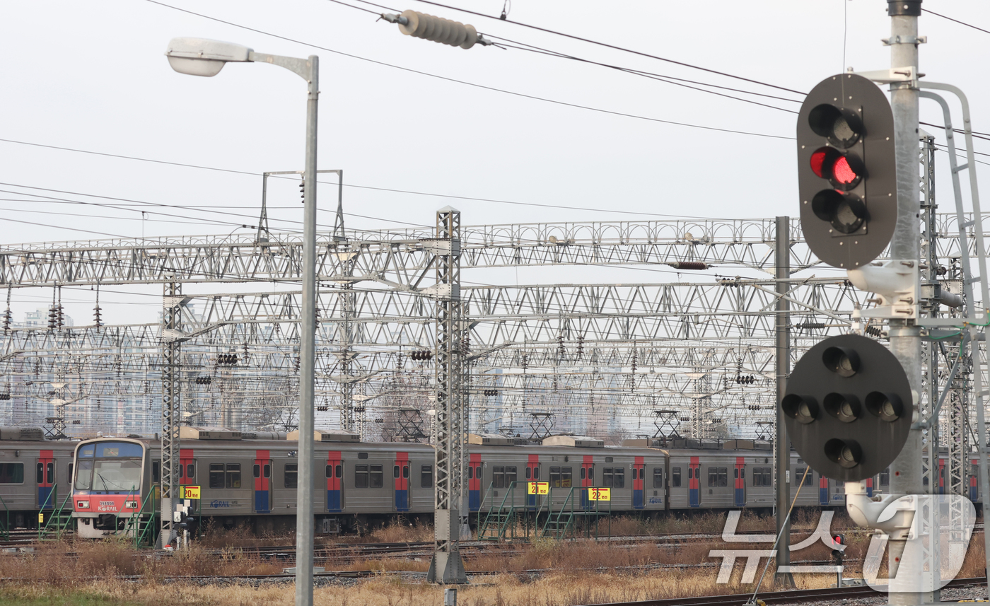 (오산=뉴스1) 김영운 기자 = 전국철도노동조합이 예고한 무기한 총파업이 하루 앞으로 다가온 10일 경기 오산시 수도권 전철 1호선 서동탄역에 전동차가 세워져 있다.철도노조가 이날 …