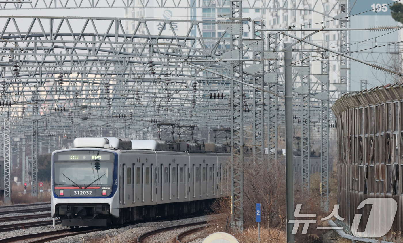 (오산=뉴스1) 김영운 기자 = 전국철도노동조합이 예고한 무기한 총파업이 하루 앞으로 다가온 10일 경기 오산시 수도권 전철 1호선 서동탄역에서 전동차가 출발하고 있다.철도노조가 …