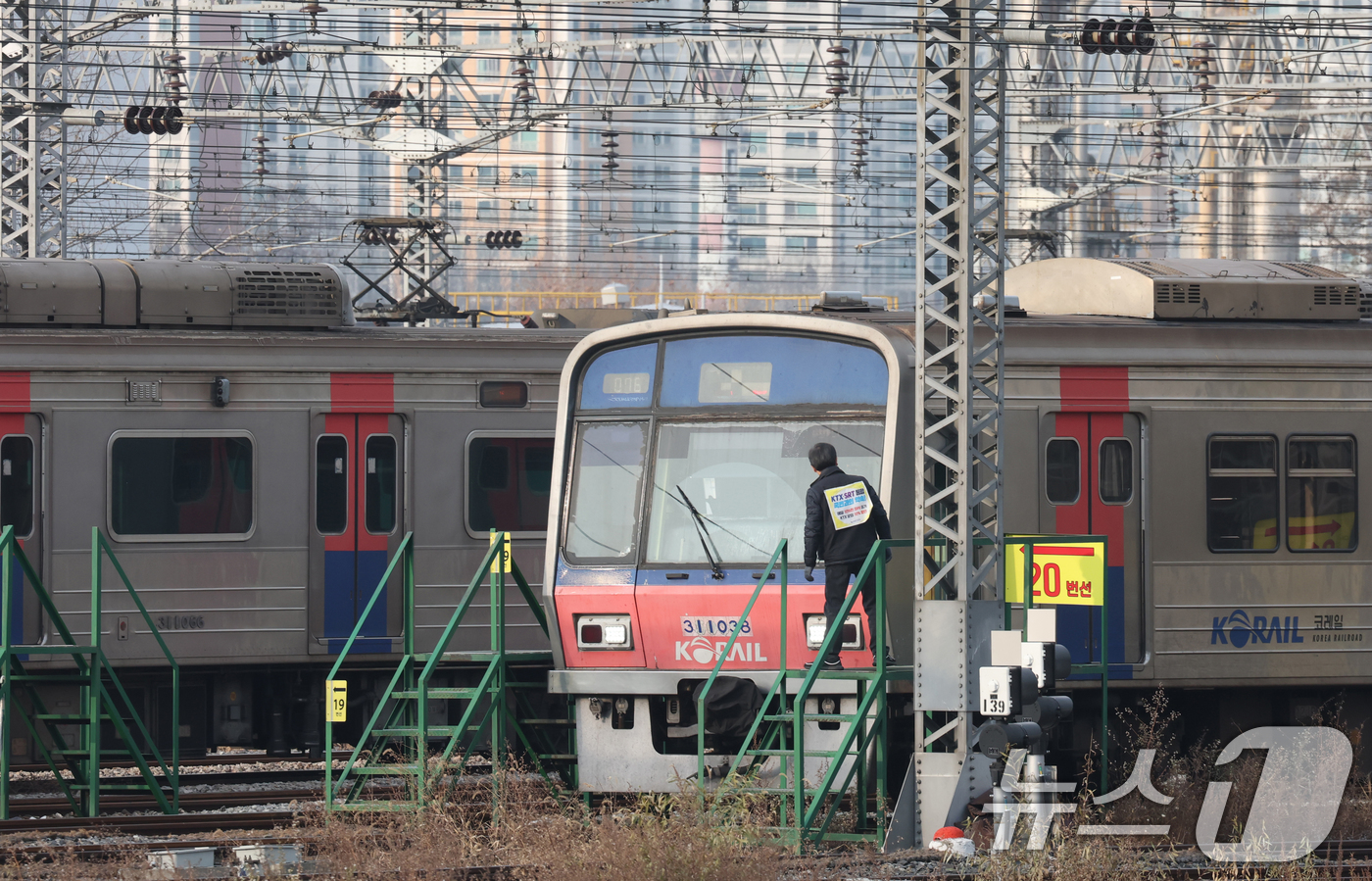 (오산=뉴스1) 김영운 기자 = 전국철도노동조합이 예고한 무기한 총파업이 하루 앞으로 다가온 10일 경기 오산시 수도권 전철 1호선 서동탄역에 전동차가 세워져 있다.철도노조가 이날 …