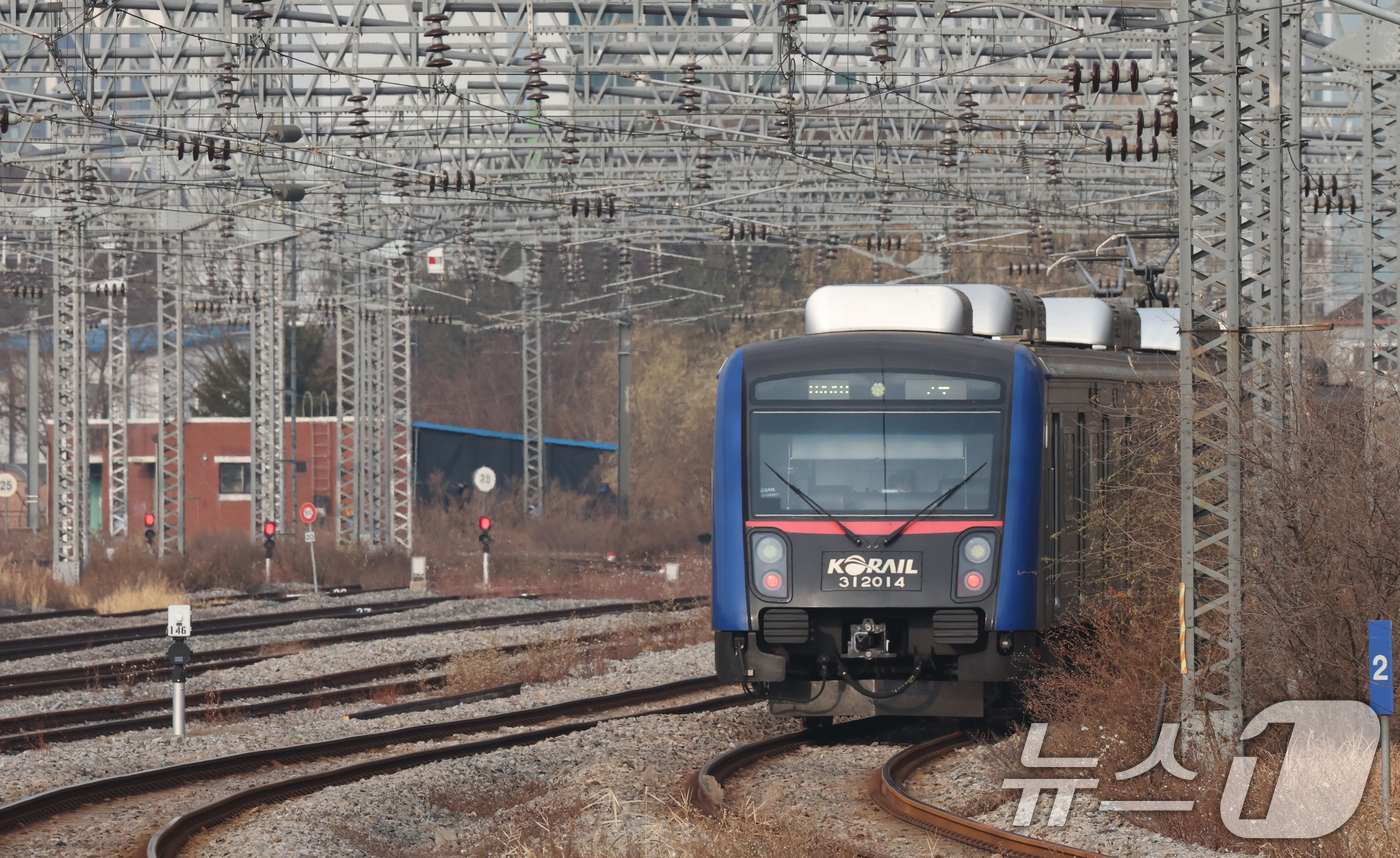 (오산=뉴스1) 김영운 기자 = 전국철도노동조합이 예고한 무기한 총파업이 하루 앞으로 다가온 10일 경기 오산시 수도권 전철 1호선 서동탄역에서 전동차가 출발하고 있다.철도노조가 …