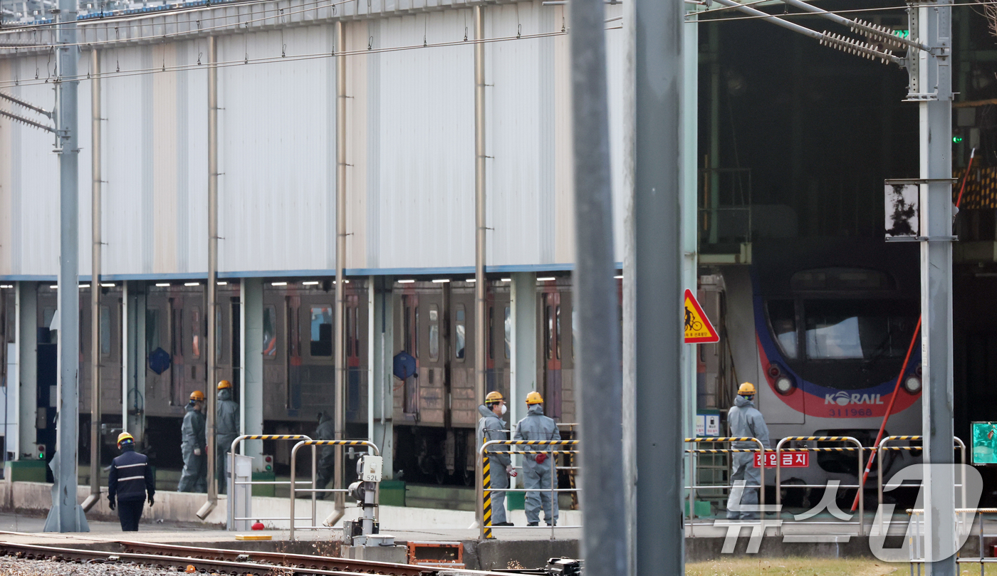 (오산=뉴스1) 김영운 기자 = 전국철도노동조합이 예고한 무기한 총파업이 하루 앞으로 다가온 10일 경기 오산시 수도권 전철 1호선 서동탄역에서 관계자들이 전동차를 점검을 하고 있 …