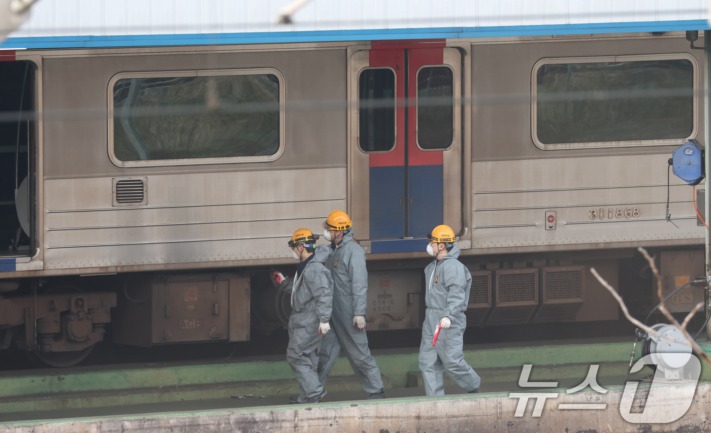 (오산=뉴스1) 김영운 기자 = 전국철도노동조합이 예고한 무기한 총파업이 하루 앞으로 다가온 10일 경기 오산시 수도권 전철 1호선 서동탄역에서 관계자들이 전동차를 점검을 하고 있 …