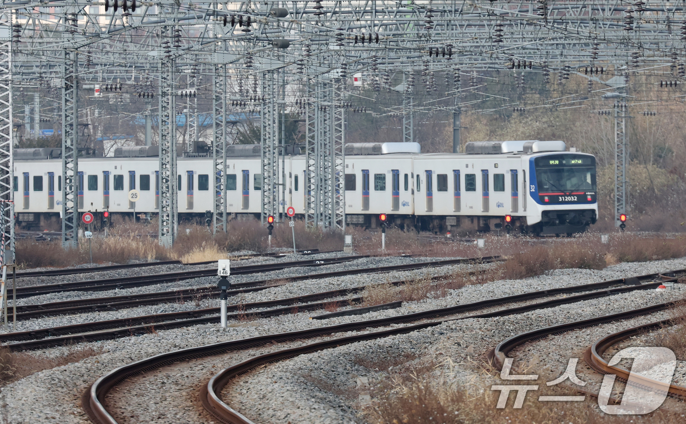 (오산=뉴스1) 김영운 기자 = 전국철도노동조합이 예고한 무기한 총파업이 하루 앞으로 다가온 10일 경기 오산시 수도권 전철 1호선 서동탄역에서 전동차가 출발하고 있다.철도노조가 …