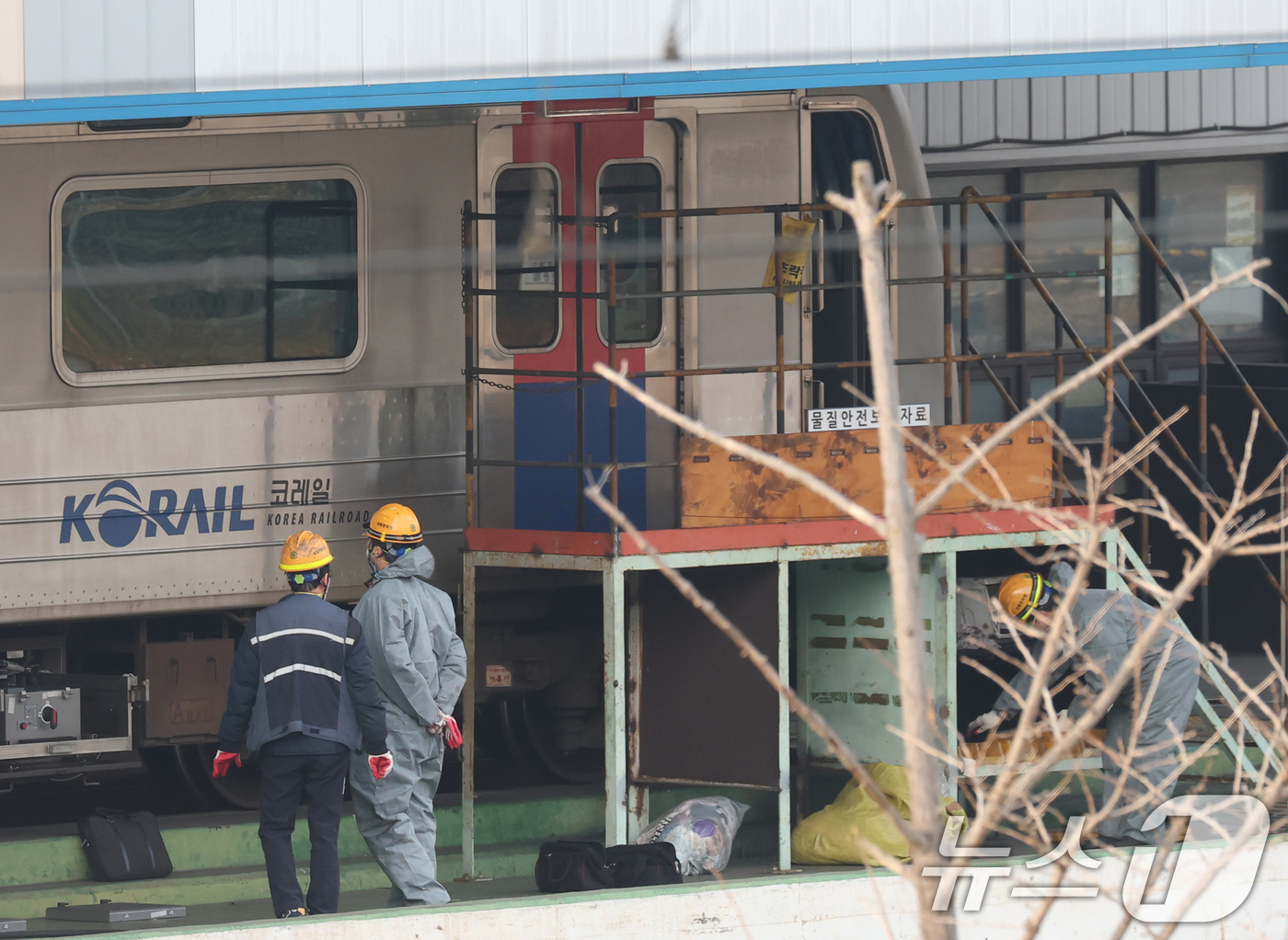 (오산=뉴스1) 김영운 기자 = 전국철도노동조합이 예고한 무기한 총파업이 하루 앞으로 다가온 10일 경기 오산시 수도권 전철 1호선 서동탄역에서 관계자들이 전동차를 점검을 하고 있 …