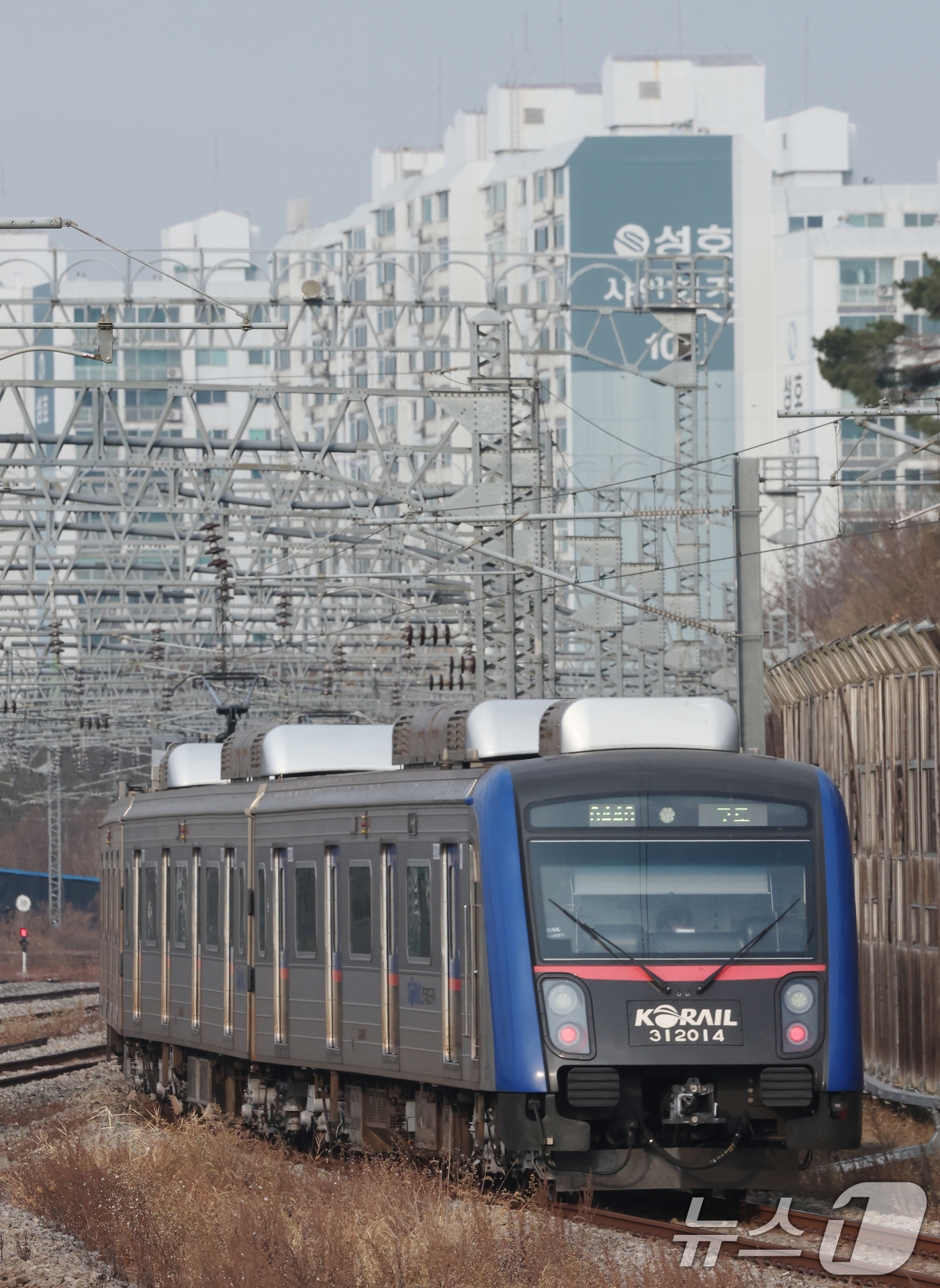 (오산=뉴스1) 김영운 기자 = 전국철도노동조합이 예고한 무기한 총파업이 하루 앞으로 다가온 10일 경기 오산시 수도권 전철 1호선 서동탄역에서 전동차가 출발하고 있다.철도노조가 …