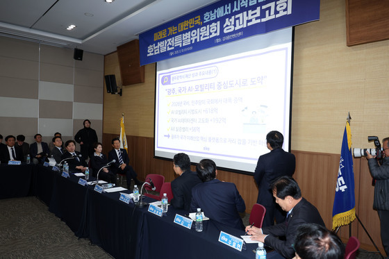 예산 성과 내용 살피는 정청래