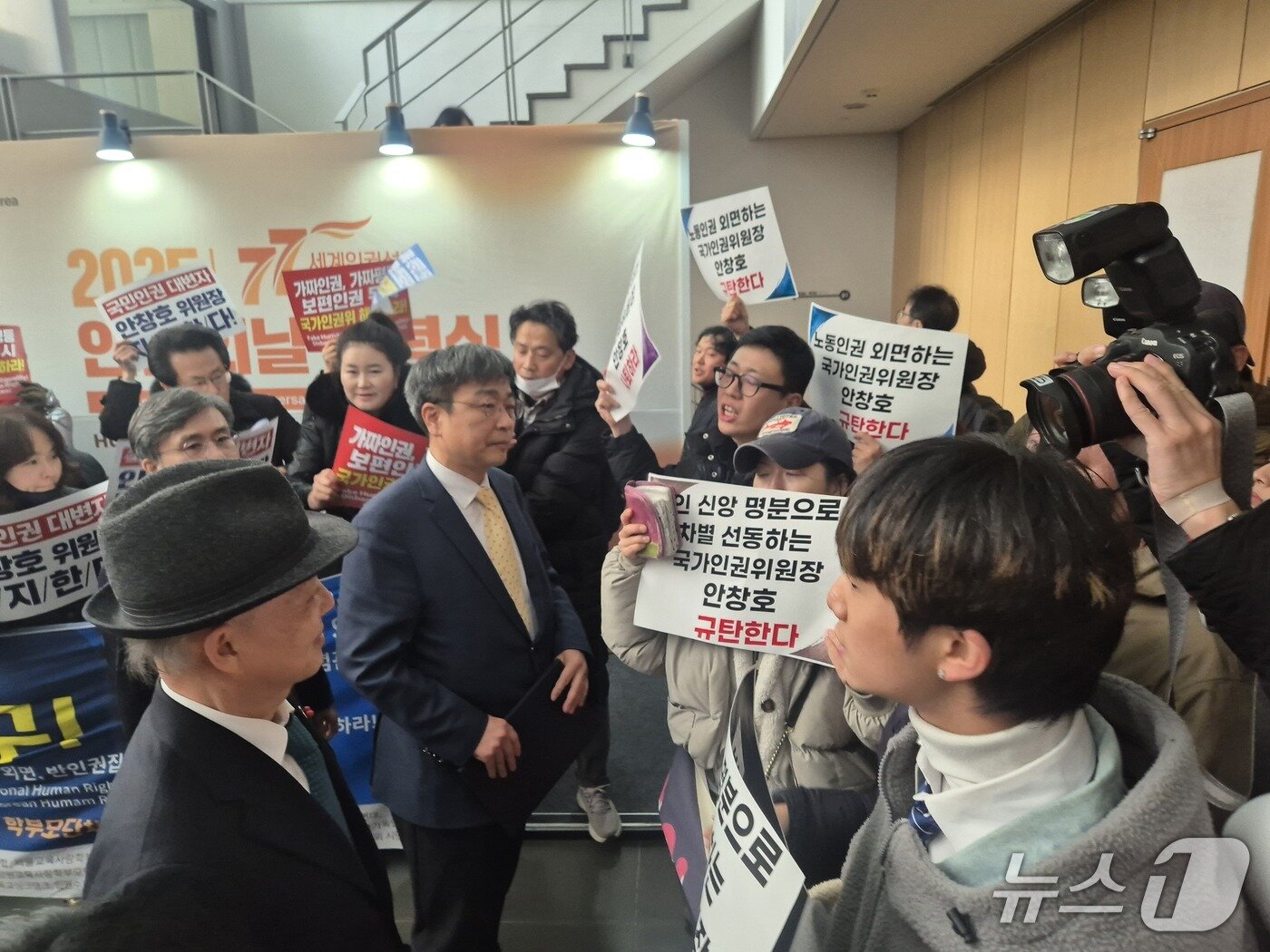 본문 이미지 - 10일 안창호 국가인권위원회 위원장이 인권의날 기념식 행사장 앞에서 가로막힌 모습.2025.12.10/뉴스1 ⓒ News1 신윤하 기자