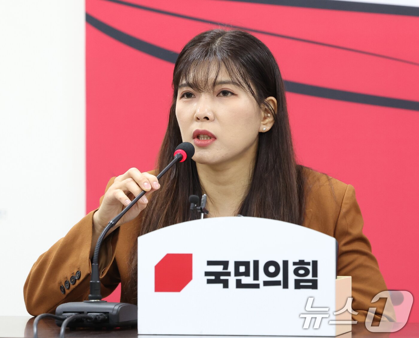 본문 이미지 - 인요한 국민의힘 의원이 10일 국회에서 기자회견을 갖고 의원직 사퇴를 전격 선언했다. 인 의원이 사퇴 의사를 표명하면서 비례대표 다음 순번인 당 조직강화특별위원회 위원인 이소희 변호사가 의원직을 승계하게 된다. &#40;뉴스1 DB&#41;2025.12.10/뉴스1