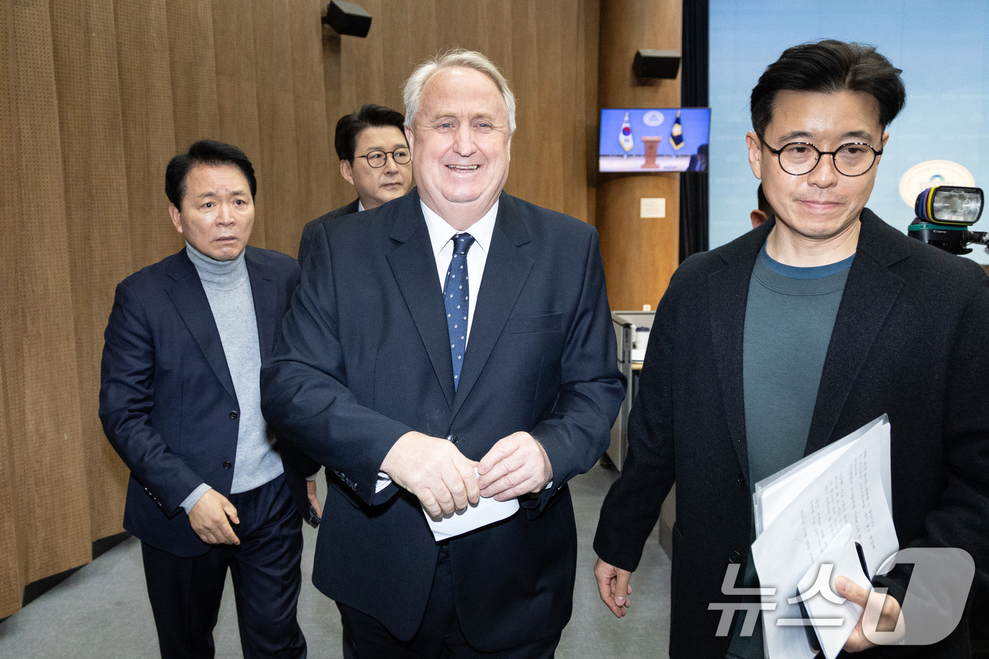 (서울=뉴스1) 이승배 기자 = 인요한 국민의힘 의원이 10일 서울 여의도 국회 소통관에서 의원직 사퇴 입장 표명 기자회견을 마치고 발걸음을 옮기고 있다. 2025.12.10/뉴스 …